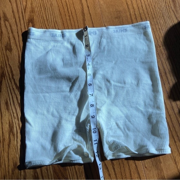 Skims - Picture 5 of 5